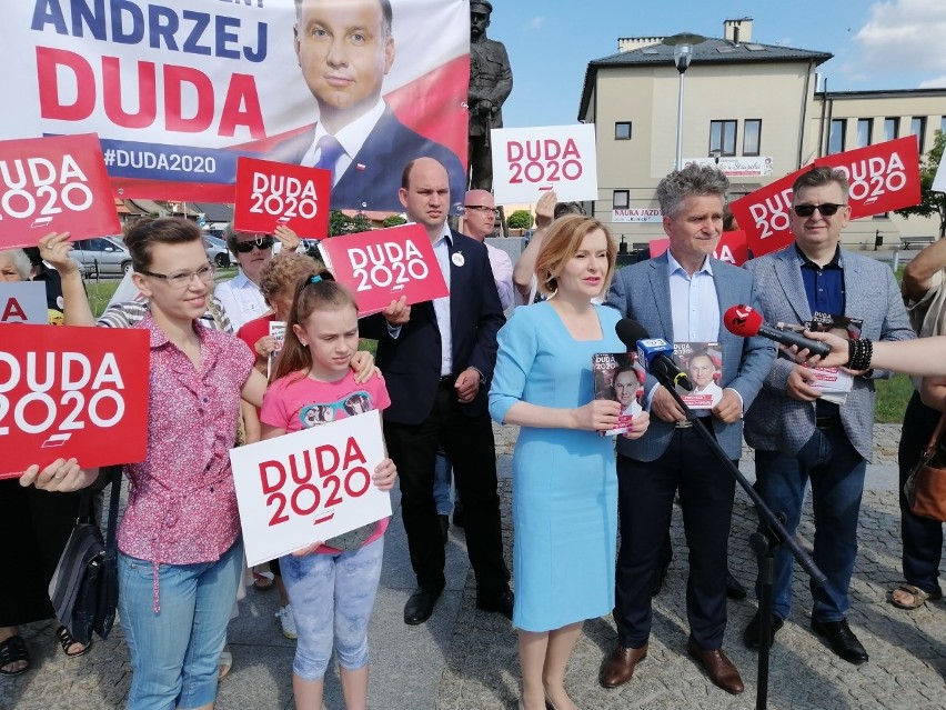 Wiceminister Anna Krupka w ramach akcji  “Łączy nas Polska”  namawiała do głosowania w Daleszycach [ZDJĘCIA]