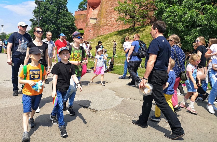 Kraków. Bulwary wiślane cieszą się wielkim powodzeniem. Mnóstwo spacerowiczów nad Wisłą [ZDJĘCIA]