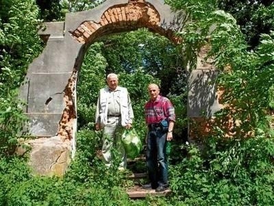 Józef Unold (z lewej) z Oktawianem Dudą przed resztkami bramy na polski cmentarz w Szumsku na Ukrainie FOT. ARCHWUM RODZINY UNOLDÓW