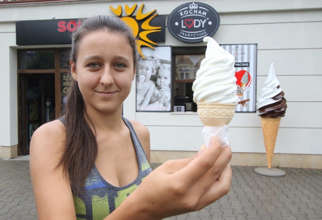 Kręcone włoskie lody z czekoladą, zrobione wyłącznie z naturalnych składników można kupić w Kielcach przy ulicy 1 Maja.