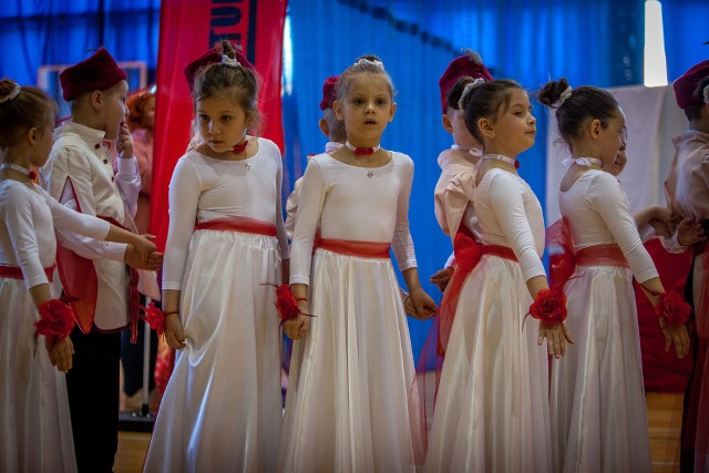 Prezentacje Artystyczne Przedszkolaków w Ustce (21.04.2018). Przedszkole nr 2, grupa Misie. Wychowawcy: Agnieszka Łukaszewska, Iwona Witkowska. Utwór - Polonez