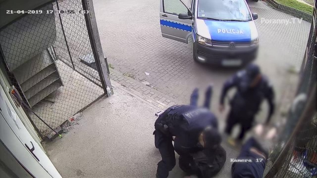 To kadr z nagrania z monitoringu na zapleczu sklepu, gdzie doszło do interwencji. Film był jednym z kluczowych dowodów w sprawie o przekroczenie uprawnień białostockich policjantów.