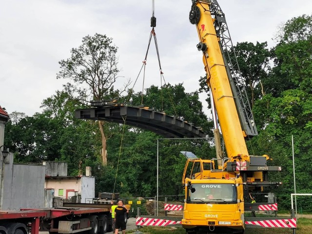 Kładka ma stalowo-betonową, łukową konstrukcję i będzie podświetlana. Co ciekawe, również najstarsze i najpiękniejsze drzewa w parku nocą będą dodatkowo oświetlane.