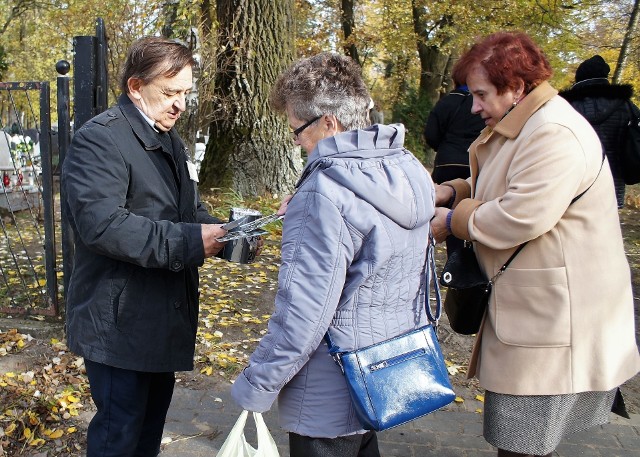 Czterdzieści osób bierze udział w rozpoczętej dziś dwudniowej kweście na rzecz renowacji Kalwarii Pakoskiej. Akcja odbywa się na cmentarzu parafialnym w Pakości. Jej organizator, Fundacja Kalwaria Pakoska, uzyskała na prowadzenie zbiórki specjalne zezwolenie z Ministerstwa Spraw Wewnętrznych i Administracji. - O osoby do prowadzenia kwesty martwić się nie musimy. Chętnych nigdy nie brakowało - mówi Anna Grupa z Fundacji. W zbiórce uczestniczą samorządowcy, fundatorzy, przedstawiciele Fundacji Kalwaria Pakoska i jej sympatycy oraz uczniowie Szkoły Podstawowej im. Ewarysta Estkowskiego. Datki zbierane są do skarbonek. Cenną inicjatywę można też wesprzeć zaopatrując się w materiały promocyjne, m. in. kalendarze na rok 2019 prezentujące kalwaryjskie kaplice. - Tegoroczna kwesta jest już jedenastą z kolei. Rozpoczynaliśmy w 2007 roku. Wtedy zbiórką zajmowali się pakoscy harcerze - przypominają organizatorzy. Każda kwesta przynosi średnio 15 tys. złotych. Podczas rekordowej do skarbonek trafiło aż 21 tys. Efekty tegorocznej poznamy na początku przyszłego tygodnia. Pieniądze z jedenastej zbiórki przeznaczone mają być na odrestaurowanie tzw. zabytków ruchomych w kaplicach kalwaryjskich, czyli ławek, konfesjonałów i ambon. Dzięki środkom pozyskanym z kwest poprzednich zostały ukończone prace konserwatorskie w kaplicy "Dom Kajfasza i Więzienie". Odrestaurowano tam m. in. ołtarze główny oraz boczny. Całkowity koszt zadania wyniósł ponad 114 tys. zł.