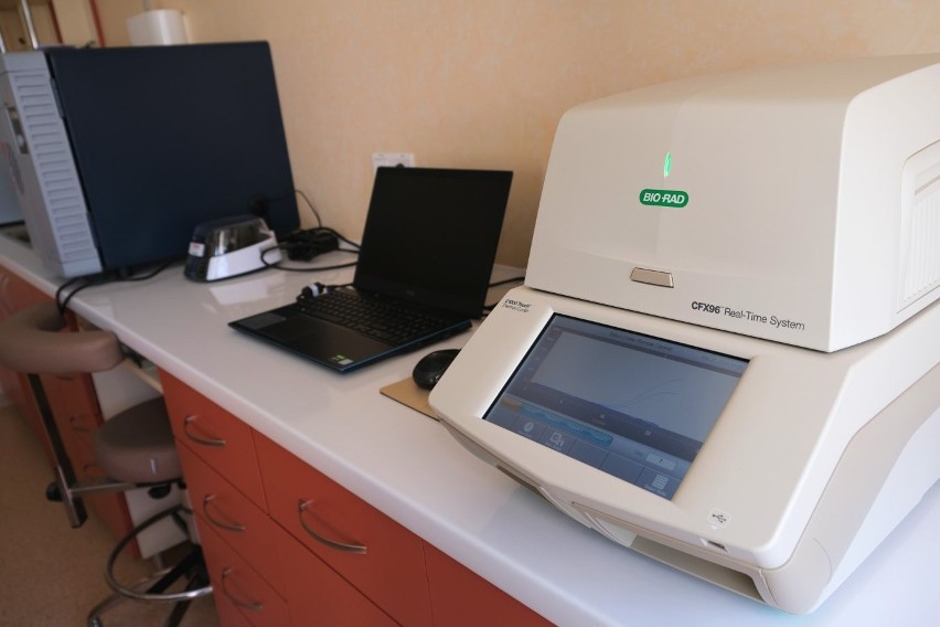 Uniwersytet Medyczny w Białymstoku uruchamia laboratorium wykrywające koronawirusa (zdjęcia)