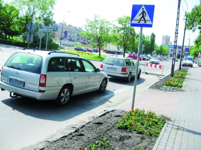 Ulicami, na których ustawione są szlabany ostrzegające o wyrwach, szczególnie trudno jest przejechać w godzinach szczytu