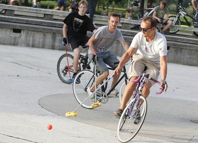 Bike Polo w RzeszowieBike Polo na Rzeszowskich Bulwarach.