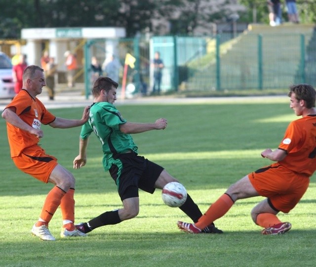 Piłkarze Stali Stalowa Wola (w środku Tomasz Demusiak) pokonali na własnym boisku Wigry Suwałki 2:0.