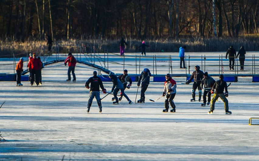 Miłośnicy gry w hokeja wykorzystują stawy w Myślęcinku