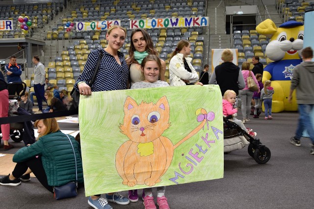 Ponad 600 arkuszy, każdy o powierzchni metra kwadratowego, pokolorowali opolanie podczas niedzielnej akcji w Stegu Arena. Już to wystarczyło, by starać się o rekord. Ale już wiadomo, że wynik będzie lepszy od założeń.Akcja rozpoczęła się o godz. 11 i była zaplanowana do godz. 19. Ale na około trzy godziny przed końcem wiadomo było, że cel został osiągnięty - na specjalnym stosie obok sceny spoczywało 600 arkuszy papieru formatu A0. Każdy z nich był dokładnie pokolorowany. Gdyby było na nim choć trochę białej, niezabarwionej powierzchni, arkusz nie byłby uznany za pokolorowany.Uczestnicy Opolskiej Kolorowanki na tym jednak nie poprzestali. - Najpierw zajęłyśmy się gotowym szkicem, a potem wykonałyśmy kolejny rysunek od podstaw, pracując na czystym arkuszu papieru - mówiły Natalia, Asia i Agata.W Stegu Arena dziewczyny pojawiły się w około południa. Pracę - z przerwą na wizytę na IV Festiwalu Dzielnic - zakończyły około godz. 17. - Fajnie było wspólnie spędzić niedzielę - mówiły.Agnieszka Klak, prezes fundacji Excalibur, która przygotowała drugą Opolską Kolorowankę, mówi, że dokumentacja całego wydarzenia będzie teraz wysłana do organizacji zajmującej się weryfikacją Rekordów Guinnessa.