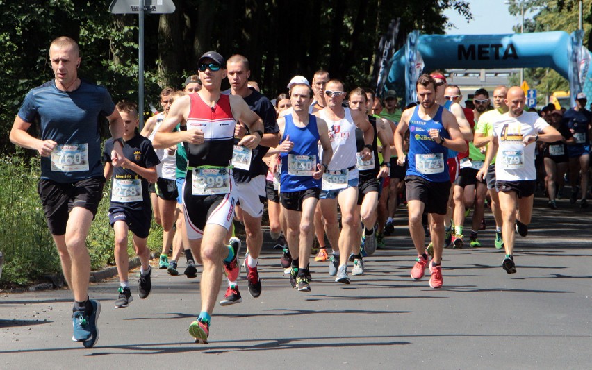 1200 biegaczy pokonało dystans nieco ponad 7 kilometrów w...