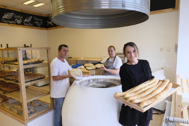 Gruzińska piekarnia przy Rynku Nowomiejskim działa zaledwie od 2 tygodni, a po chaczapuri już stoją tu kolejki! Nowych smaków torunianie próbują też restauracjach. Powstały już japońskie, a do otwarcia przygotowuje się tatarska.Tekst: Małgorzata Oberlan>>>>WIĘCEJ NA KOLEJNYCH STRONACH