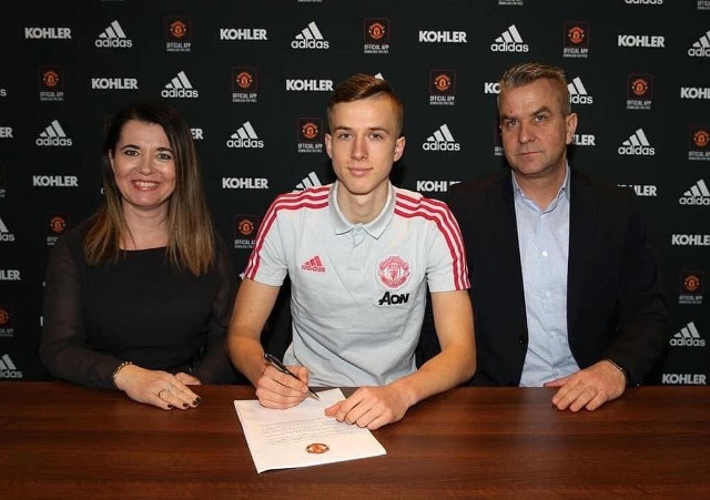 Łukasz Bejger (w środku) po ukończeniu 17. roku życia podpisał z Manchesterem United zawodowy kontrakt