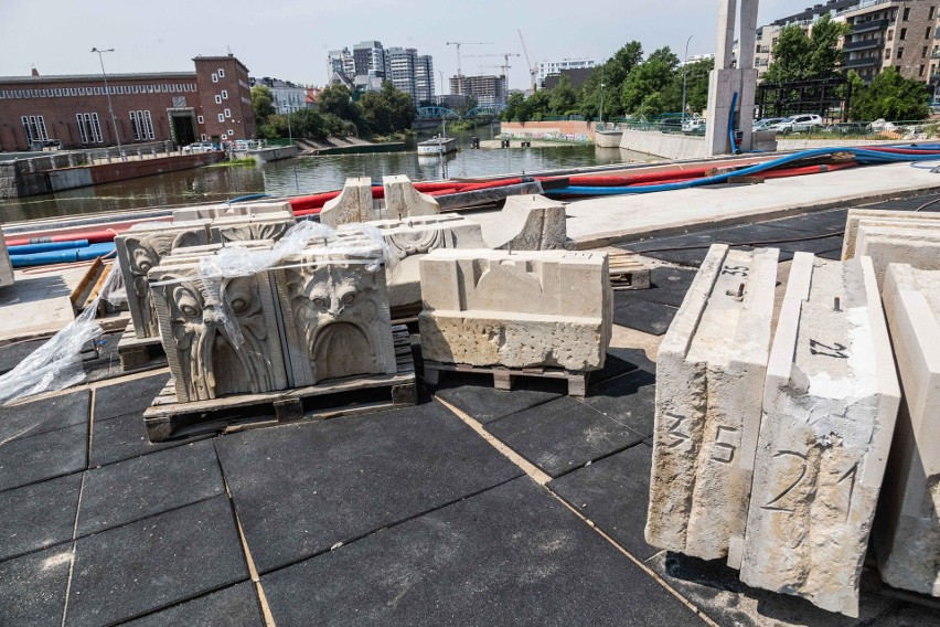 Maszkarony wracają na most Pomorski południowy we Wrocławiu