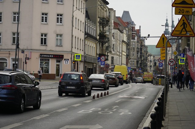 Na wcześniejszym odcinku ulicy motocykle mogą poruszać się buspasem, przez co trudniej zauważyć zakaz znajdujący się przy placu Bernardyńskim. To może wprowadzać część kierujących w błąd.