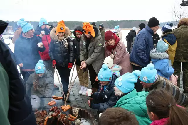 Pieczenie kiełbasek przy ognisku było jedną z atrakcji przygotowano dla osób, które chciały pomóc  Fundacji „Psiakowo pod Lasem” w organizacji nowego schroniska dla zwierząt . Wydarzenie zorganizowały prywatne osoby nad zalewem w Cedzynie. Zobacz zdjęcia