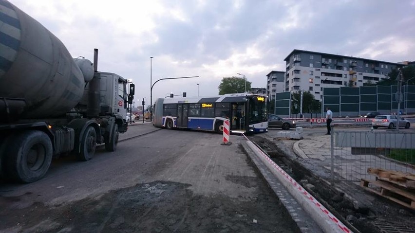 Autobus utknął w zakręcie. Duże utrudnienia 