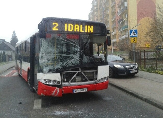 Na ulicy Planowej w Radomiu bus dostawczy zderzył się z autobusem linii numer 2.