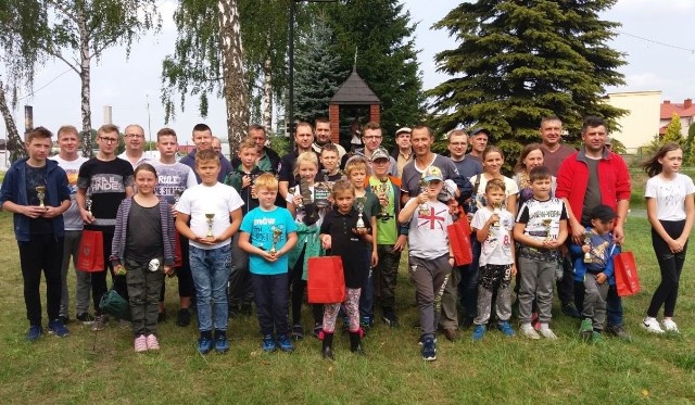 Uczestnicy zawodów wędkarskich w Krasocinie z opiekunami i organizatorami.
