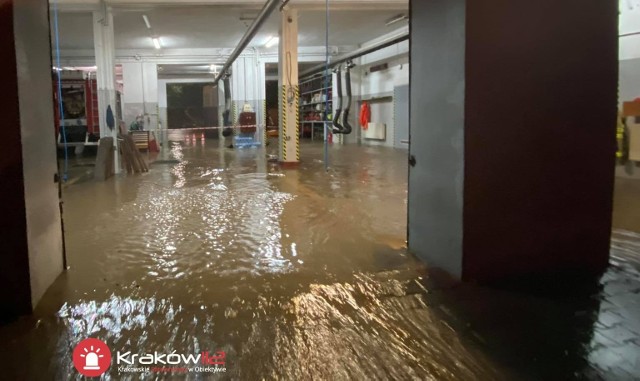 Trwające od 5 sierpnia ulewy spowodowały ogromne szkody w powiecie wielickim. Najbardziej ucierpiała Wieliczka, gdzie woda zalała m.in. wiele domów i komendę PSP. do podtopień doszło także w gminie Biskupice i w rejonie Podłęża w gminie Niepołomice