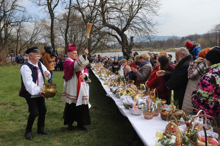 Tradycyjne i piękne święcenie pokarmów w Ciekotach. Ksiądz biskup Marian Florczyk nie żałował wody! Było mnóstwo wiernych