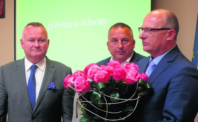Starosta toruński Mirosław Graczyk (z prawej) tuż po głosowaniu nad absolutorium dla Zarządu Powiatu