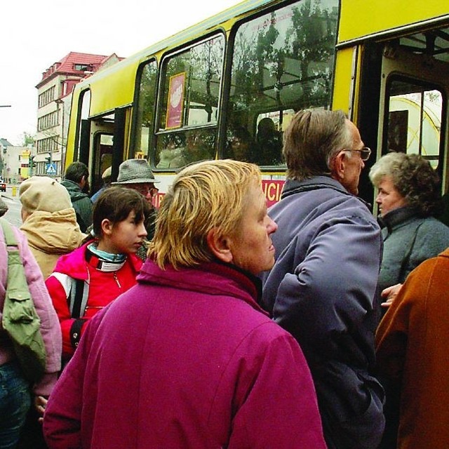 Skutkiem wypadających kursów i spóźnień autobusów są m.in. tłoki.