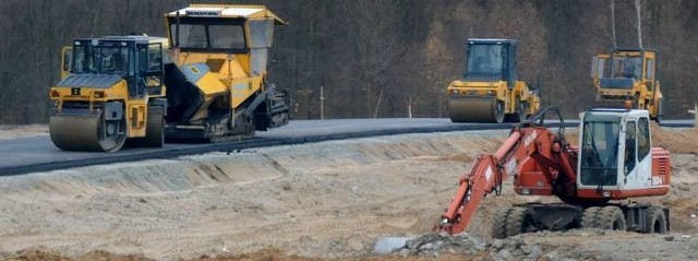 Najszybciej buduje się między Szczecinem a Gorzowem. Zakończenie prac zaplanowano w połowie 2010 roku. W niektórych miejscach wylewany jest już asfalt.