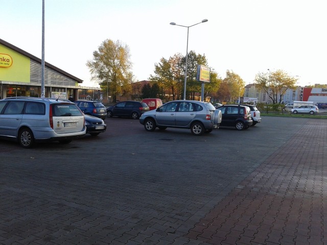 Samochody na parkingu przy supermarkecie parkują tak, że blokują przejazd innym.
