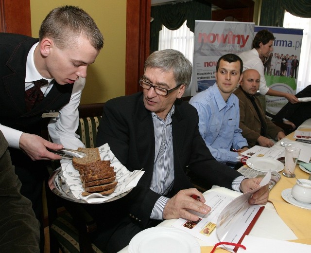 Prof. Jerzy Posłuszny, rektor WSPIA w Rzeszowie, ocenia pieczywo zgłoszone do konkursu. Za nim Tomasz Rusznica i dr Dariusz Tworzydło. Fot. Darek Danek