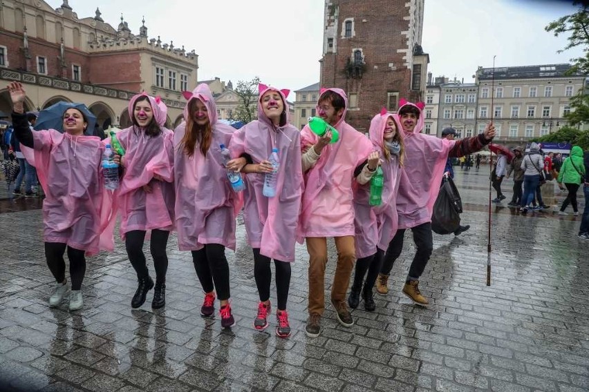 Przez Kraków przeszedł juwenaliowy korowód. Studenci w kolorowych przebraniach opanowali miasto [ZDJĘCIA]