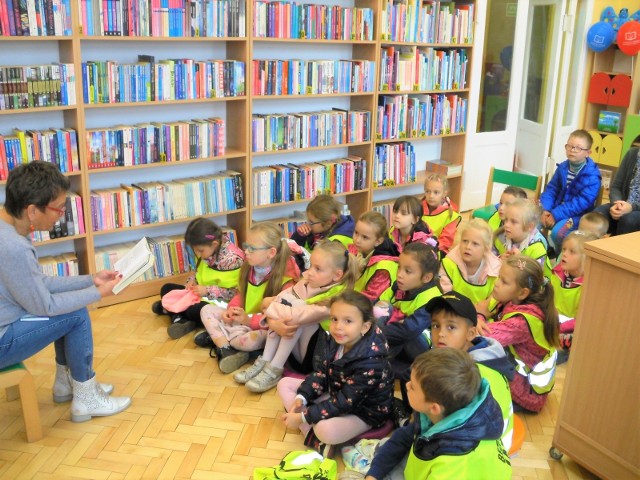 W bibliotece przy ul. Bartkowskiego 1 w Nakle zakończyło się głośne czytanie zorganizowane w ramach ogólnopolskiej kampanii "Cała Polska czyta dzieciom". To nie pierwsza taka inicjatywa. Tym razem  do filii dla dzieci zaproszono przedszkolaki. Maluchy z zaciekawieniem słuchały opowieści o „Pająku Patryku”, włochatej pacynce , która zamieszkała na kartach książki. Wiele emocji dała też dzieciom opowieść o Skarpetkowym Potworze i innych postaciach z książki Doroty Schrammek, dzięki którym dzieci zrozumiały dlaczego warto sprzątać, wierzyć w siebie i nie kłamać. Wysłuchały też opowiadania Katji Reider i Sabine Kraushaar „Uśmiechnij się Misiu”. Zakończyło ono spotkanie. Dzieci obiecały wrócić do biblioteki ze swoimi rodzicami i wypożyczyć inne wspaniałe książeczki.