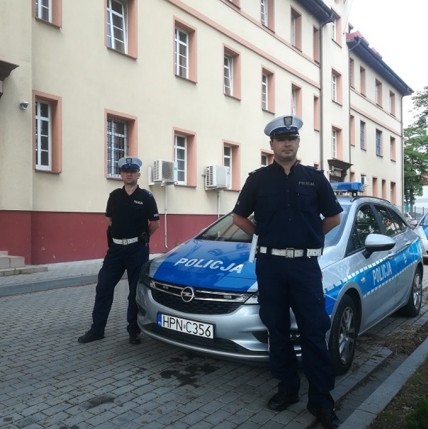 Nowa Wieś Lęborska. Samochód przygniótł kobietę. Uratowała ją przytomność 14-letniej córki i reakcja policjantów