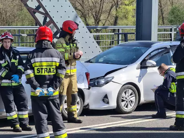 Uwaga kierowcy, jeżeli ktoś planuje przedostać się z jednego brzegu Wisły na drugi, lepiej niech omija centrum Torunia i kieruje się na most gen. Elżbiety Zawackiej. W piątek po południu na starej przeprawie zderzyło się pięć samochodów, most  i centrum miasta jest sparaliżowane.Na miejscu cały czas pracują strażacy i policjanci. Ze wstępnych ustaleń tych drugich wynika, że jadący przez most kierowca śmieciarki nie zachował odpowiedniej odległości i doprowadził do zderzenia z  trzema samochodami osobowymi. Trzy młode pasażerki dwóch pojazdów zostały odwiezione do szpitala. W kolizji brał udział jeszcze jeden samochód ciężarowy.