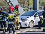 Karambol na toruńskim moście drogowym. Zderzyło się 5 aut, trzy osoby trafiły do szpitala