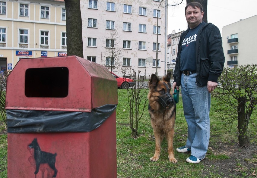 Adam Fryszkiewicz (z psem Korą) sprzątą odchody po swoim...
