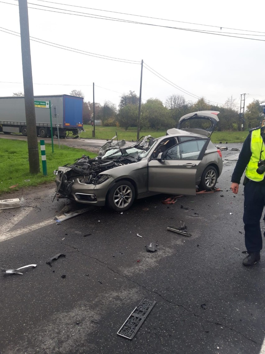 Tragedia pod Toruniem. BMW uderzyło w naczepę ciężarówki. Nie żyje 43-letnia kobieta