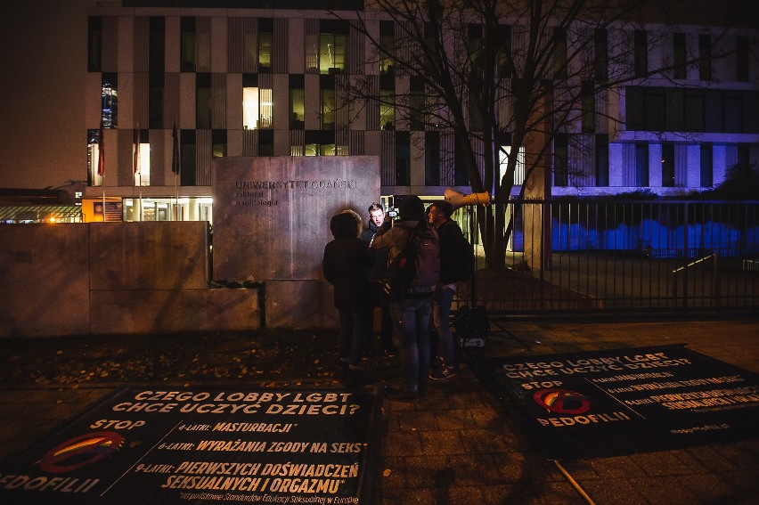 Protest studentów UG przeciwko propagowaniu lewicowych...