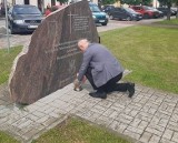 Burmistrz miasta i gminy Nowe Miasto nad Pilicą, Mariusz Dziuba złożył hołd ofiarom rzezi wołyńskiej. Zobacz zdjęcia