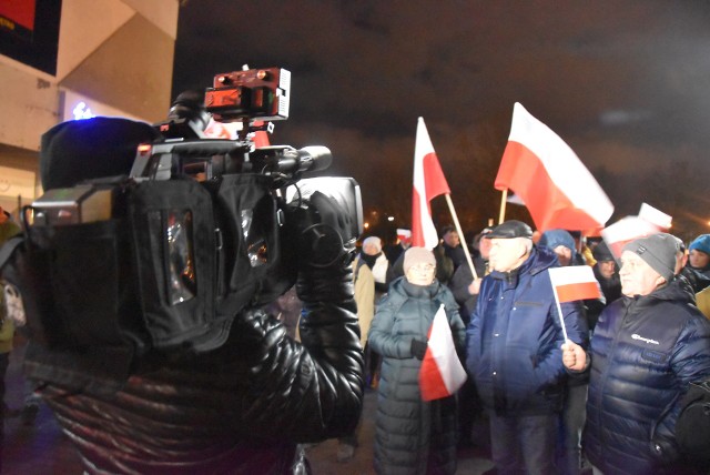Przed budynkiem, w którym jest siedziba TVP3 Gorzów zgromadziło się prawie sto osób.