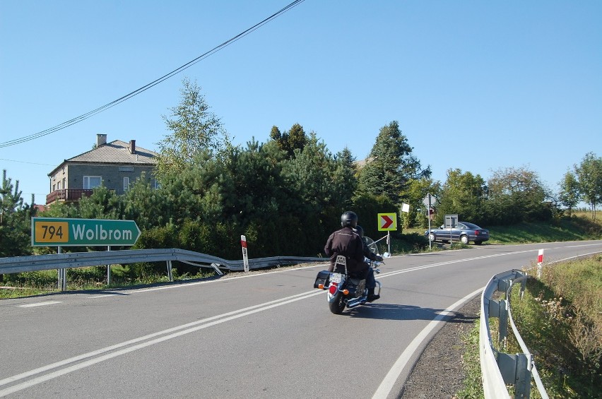 Bariera nadal jest wygięta. Na miejscu wypadku pali się...