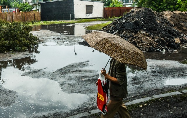 To nie powódź, to po prostu dzień z ulewnym deszczem. Bydgoszcz wciąż nie radzi  sobie z wodą, ale to się ma zmienić.