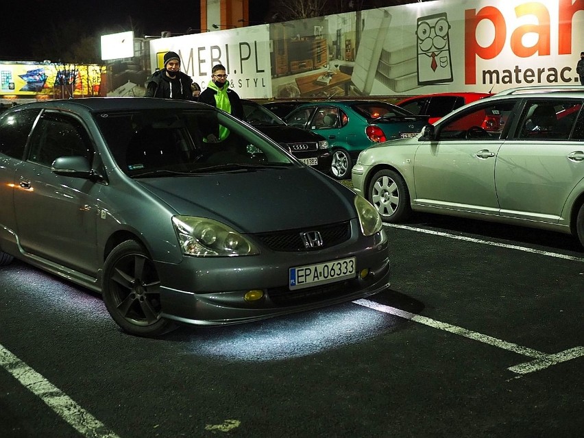 Nocny zlot miłośników samochodów na parkingu Tesco przy ul. Pojezierskiej ZDJĘCIA 