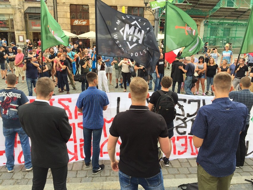 Protesty we Wrocławiu: "Wczoraj nazizm, dziś islamizacja" oraz "Wrocław wita uchodźców" [ZDJĘCIA]