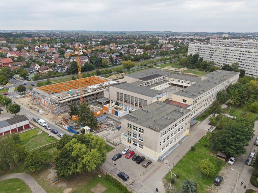 Przy Szkole Podstawowej nr 51 w Szczecinie powstaje nowy basen. Jak idzie budowa? 