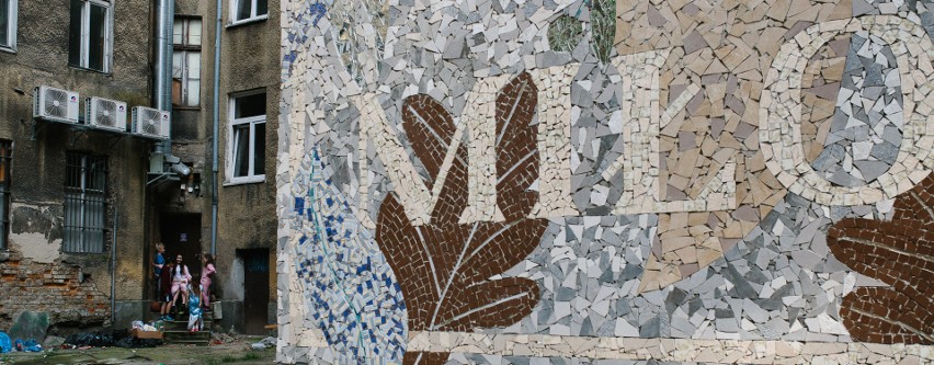 Mozaika Miłość, podwórko przy ulicy Bałuki 17. Projekt:...