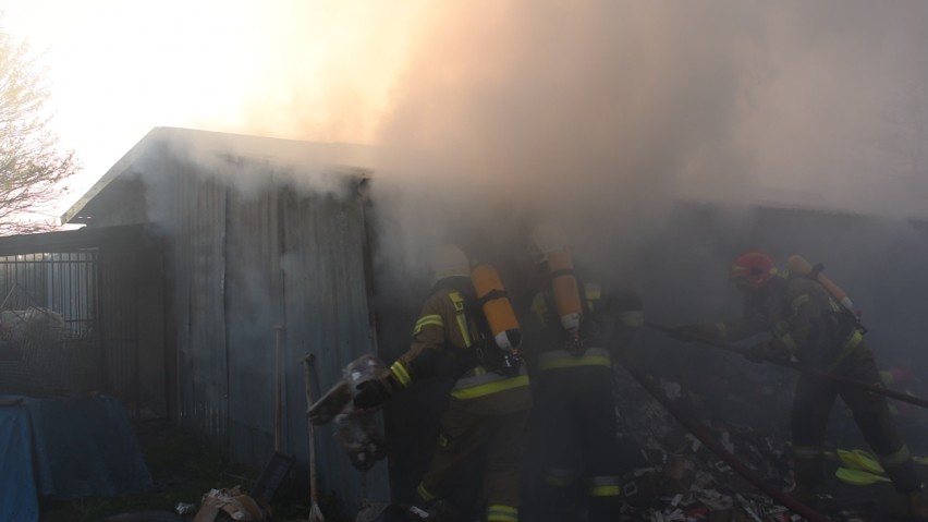 Pożar w Rakowie niedaleko Rypina. Paliły się budynki gospodarcze i mieszkalne. Zobacz wideo