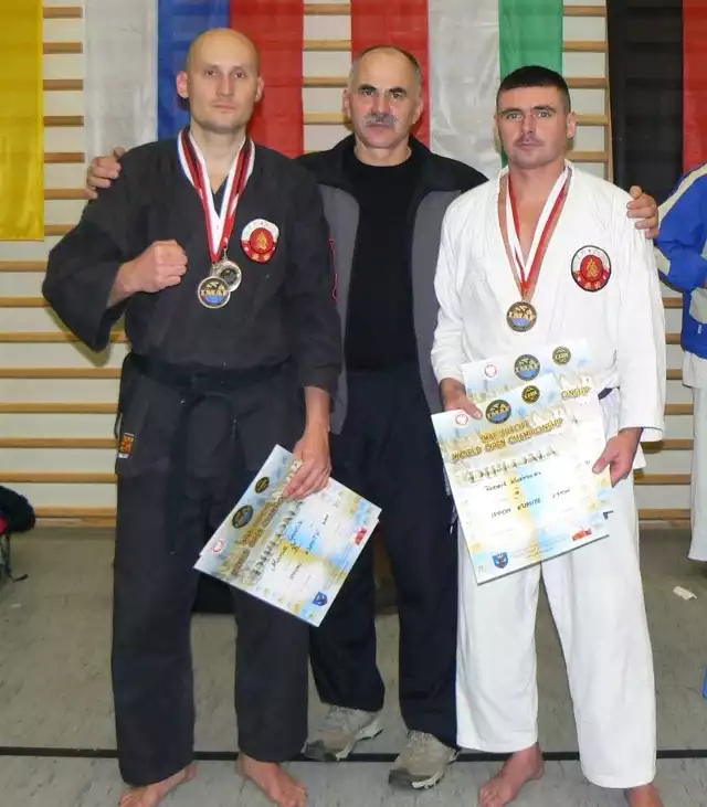 Słupscy medaliści z trenerem, od lewej: Marcin Gawlik, Michał Godnicz i Robert Kuźmicki.