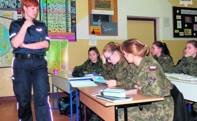 Policjanci uczestniczyli  w uroczystości zakończenia roku szkolnego w II  Liceum Ogólnokształcącym mającym klasy mundurowe.