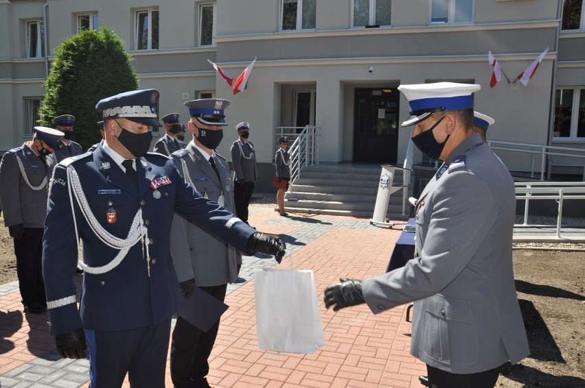 Święto policji w Piszu i Ełku. Odznaczenia i awanse policjantów z regionu [ZDJĘCIA]